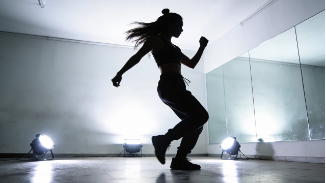 理学療法士監修の、シルエットのダンサーがスタジオで踊っているイラスト。